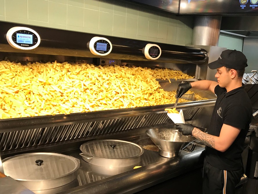 Frituurcentrum - friet frituren medewerkers bakwand foto Frans van Rooij (uitsnede)