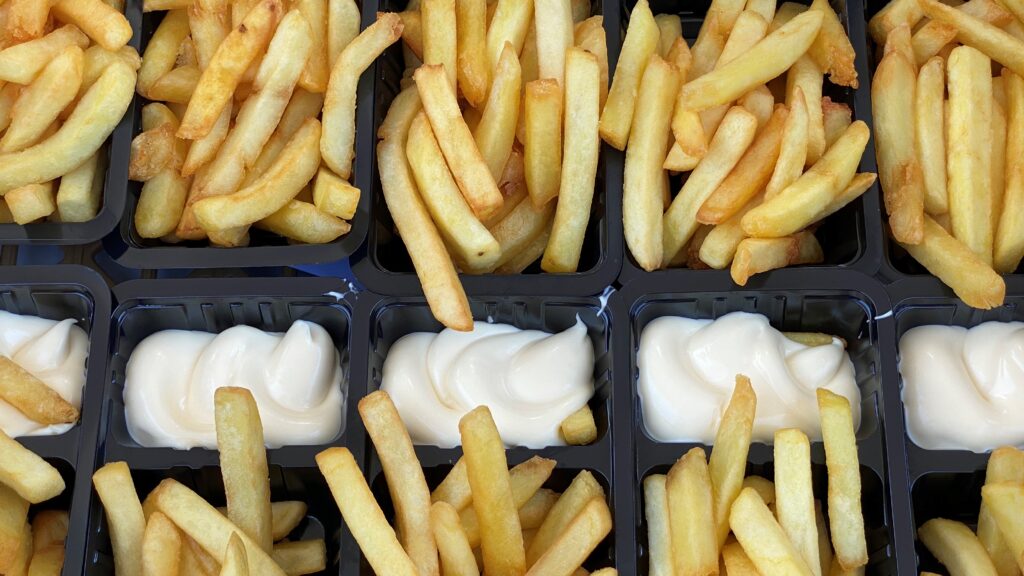 Frituurcentrum - friet mayonaise plastic foto Frans van Rooij