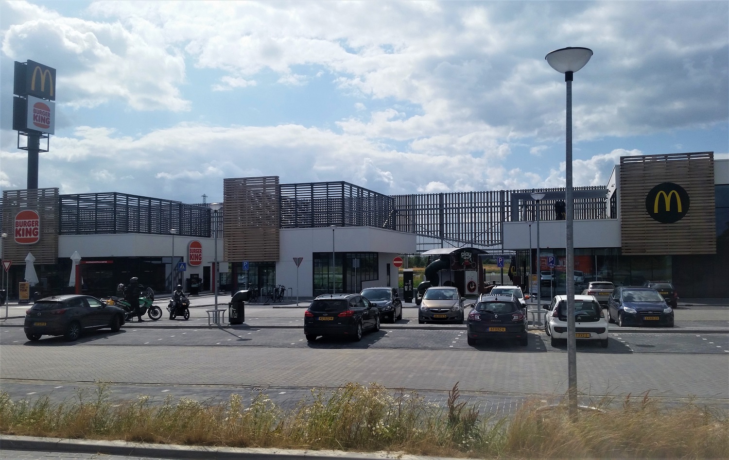 Burgercircuit AssenZuid Burger King naast McDonald's Frituurwereld