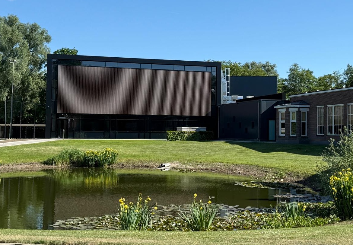 Elite schaalt fors op met nieuwe snackfabriek